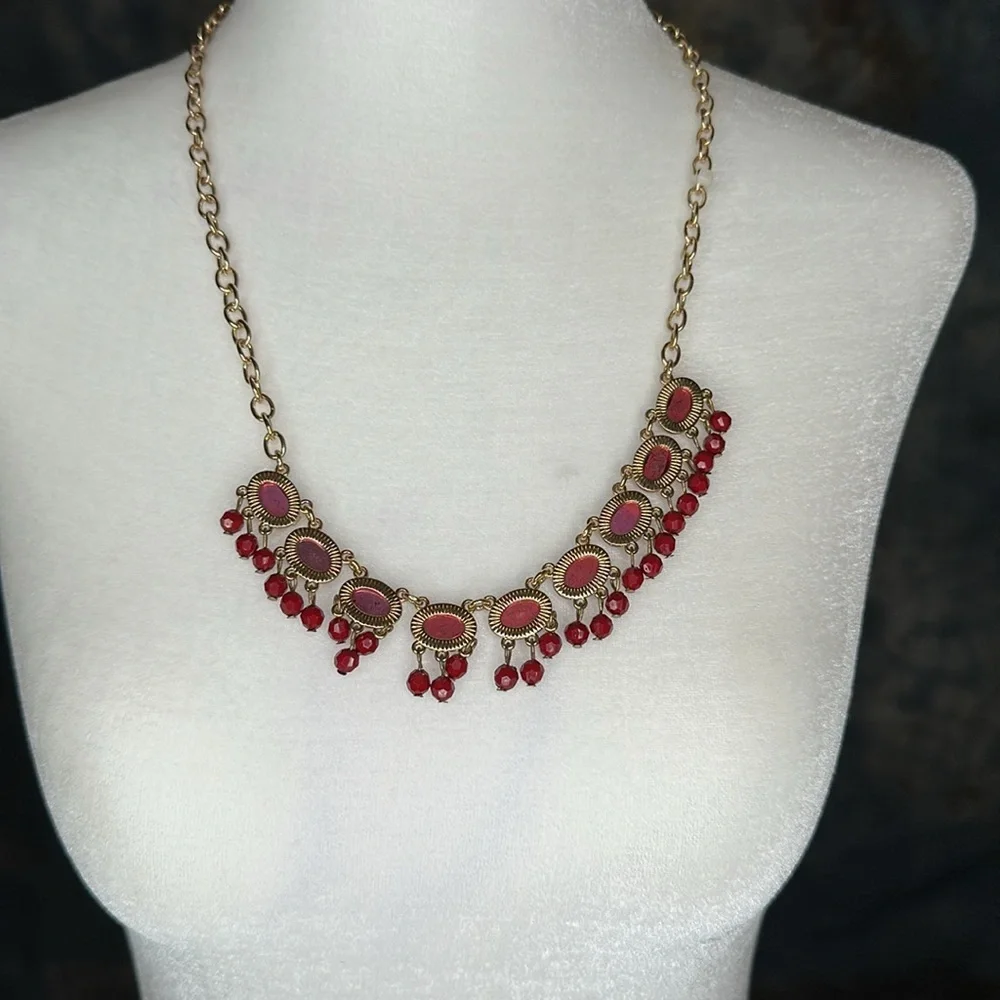 New red crystals with gold colored chain necklace - Picture 3 of 7